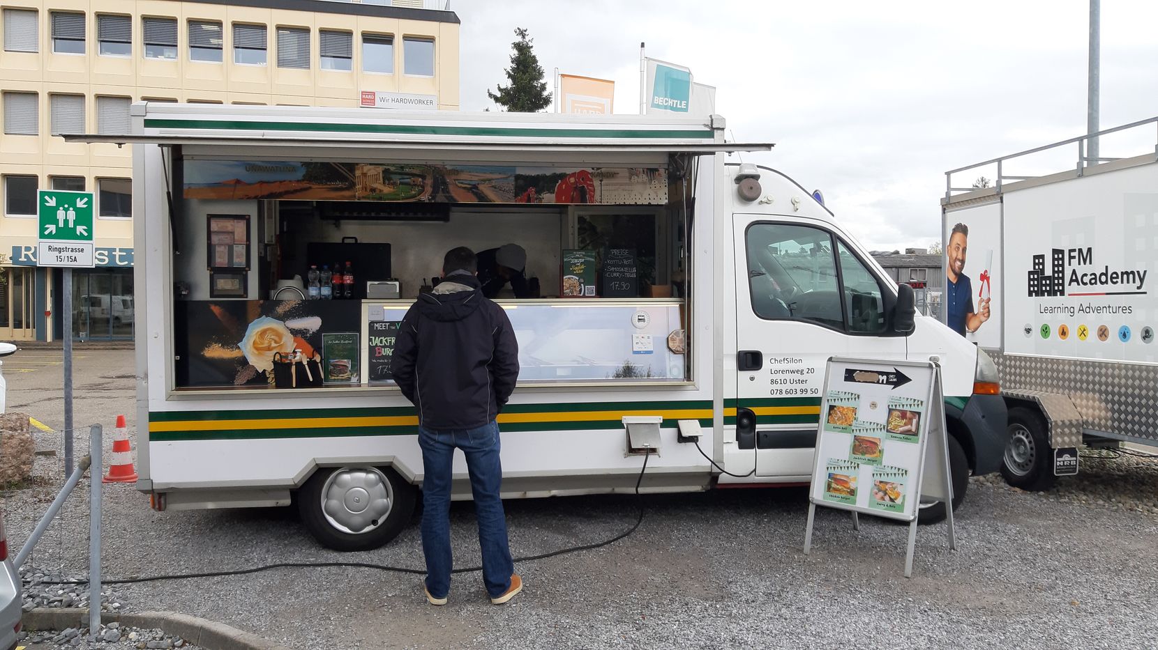 Foodtruck in einem Gewerbegebiet. 